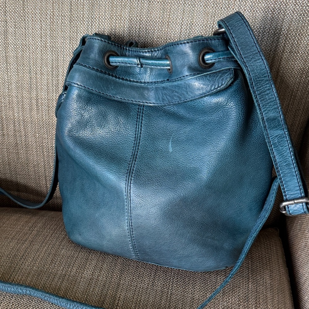 Elegant Teal Leather Crossbody Bag - Picture 3 of 7
